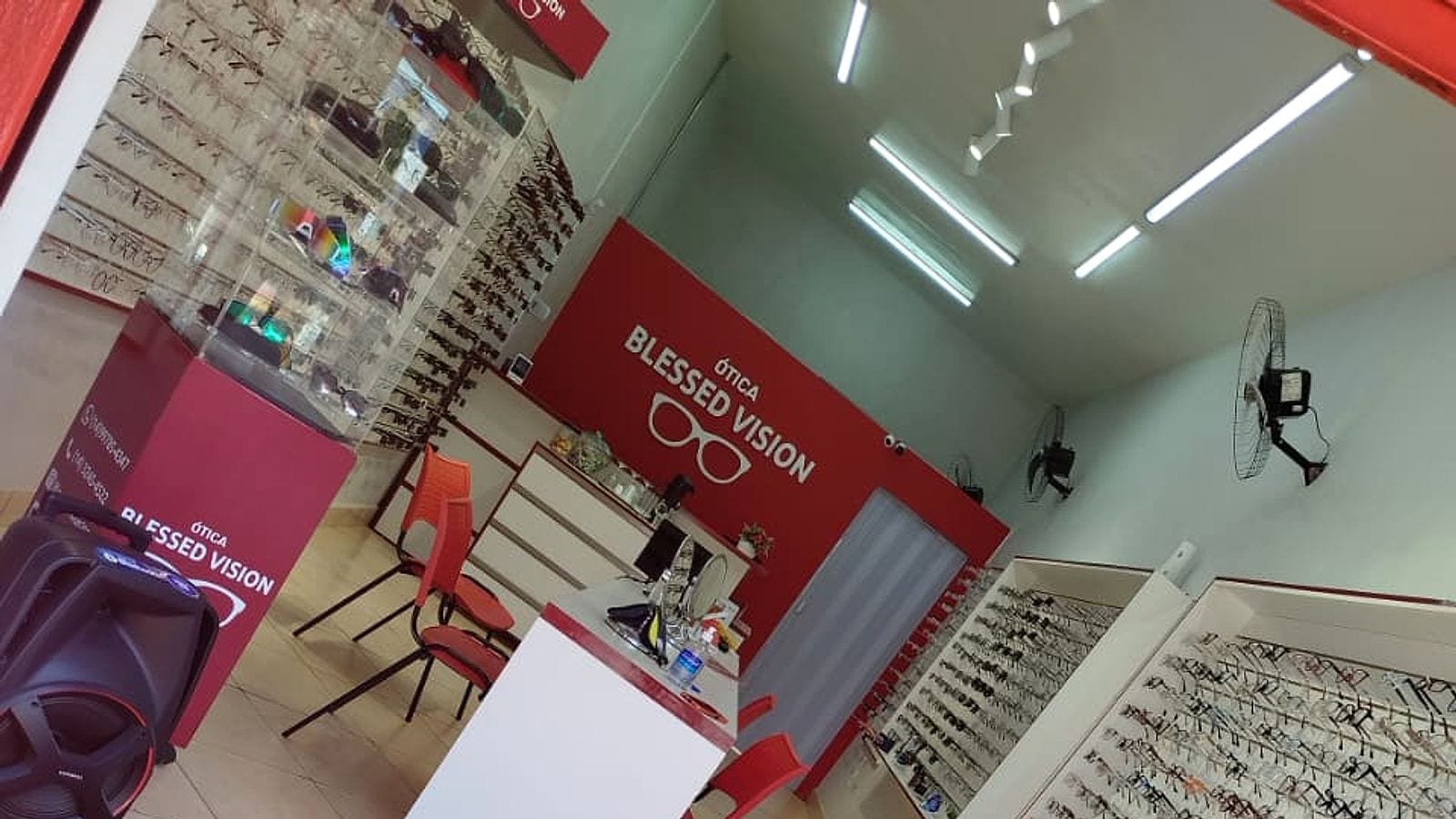 Tapete de entrada com a marca Ótica Blessed Vision e a frase Tudo o melhor por você